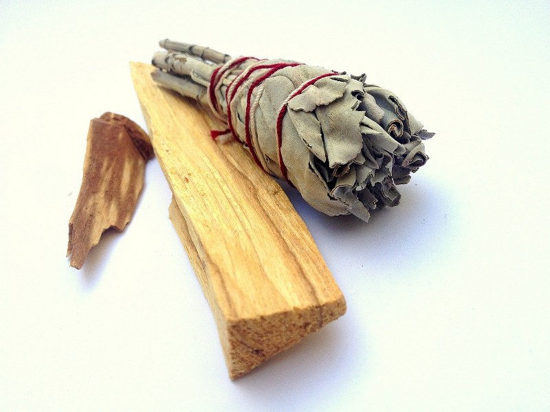 Palo Santo: Guida al Rituale Spirituale (preghiera) per la Purificazione